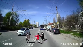 VIDEO // Trei copii, la un pas de a ajunge sub roțile a două mașini